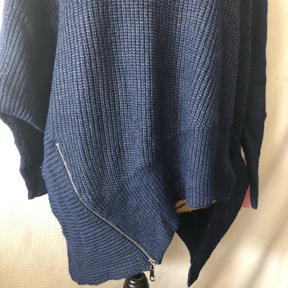 Navy Oversized  v-neck sweater with zipper detail - Picture 2 of 3